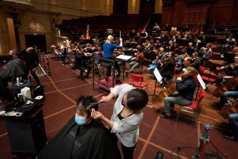 Ein neuer Schnitt im Concertgebouw auf der Bühne - und die Musik spielt dazu.