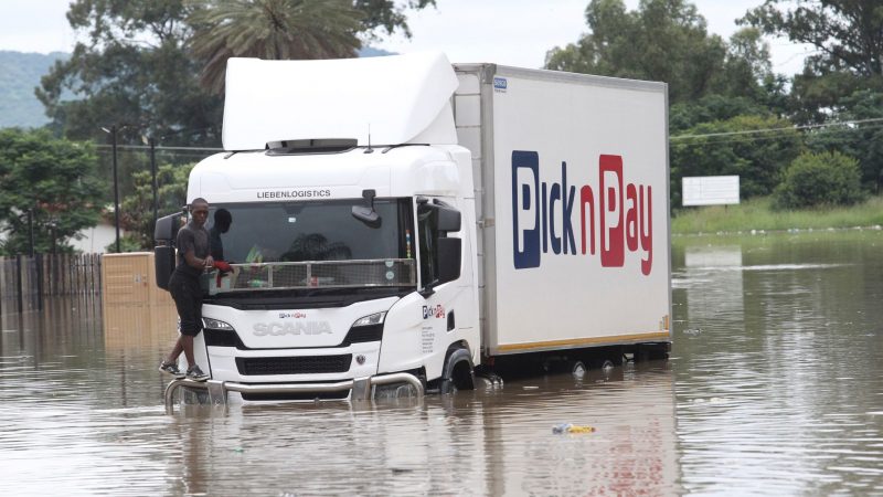 Eine überflutete Straße in Ladysmith. Das anhaltende Extremwetter mit starken Regenfällen in Südafrika hat schon mehrere Menschenleben gefordert.