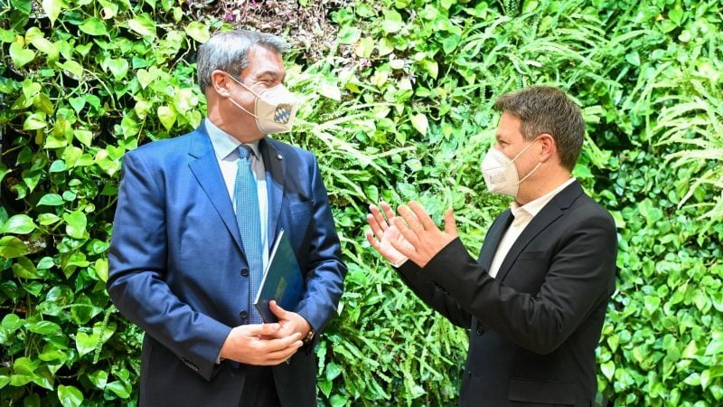 Bundeswirtschaftsminister Robert Habeck (r.) im Gespräch mit dem bayerischen Ministerpräsidenten Markus Söder.