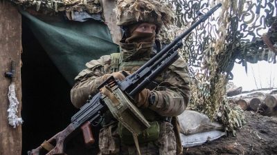 Grünen-Chef stellt Ukraine neue Waffenlieferungen in Aussicht