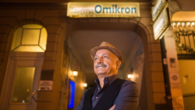 Kostas (Konstantinos) Tsapakidis an der Toreinfahrt zu seinem griechischen Restaurant «Taverna Omikron» in Frankfurt/Main.
