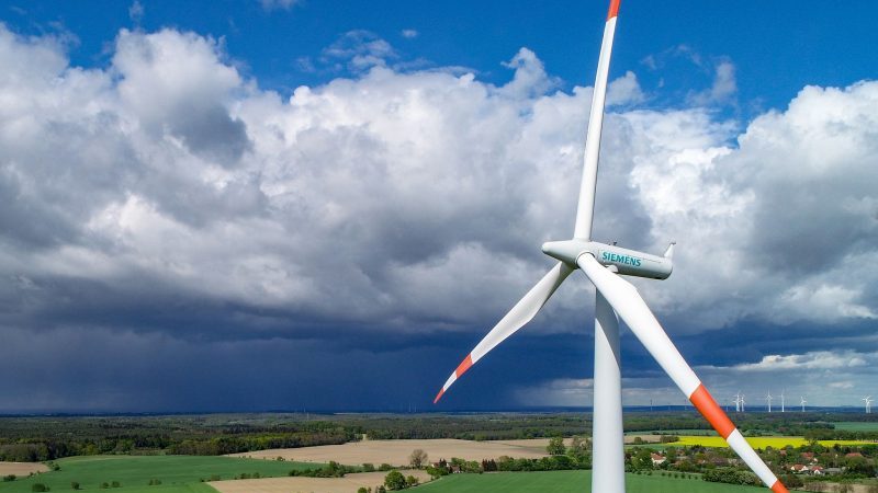 Eine Windenergieanlage des Herstellers Siemens  im Osten des Landes Brandenburg.