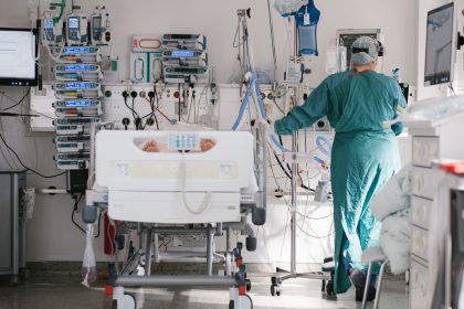 Veränderte Klinik-Lage: Covid-19 oder positiv mit Beinbruch?