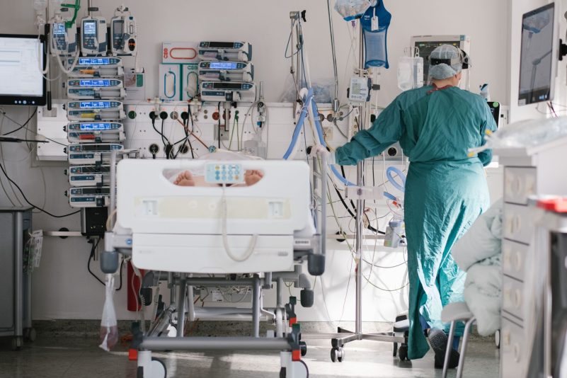 Eine Intensivpflegerin versorgt auf der Intensivstation einen an Covid-19 erkrankten Patienten. (Archivbild)