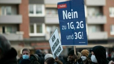 «Nein zu 1G, 2G und 3G!» finden diese Demo-Teilnehmer in Hamburg.