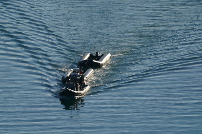 Ein Schiff der Border Force schleppt nach Zwischenfällen mit kleinen Booten im Ärmelkanal Boote, die vermutlich von Migranten benutzt werden.