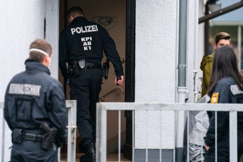 In diesem Wohnhaus wurden die toten Kinder entdeckt. Kriminaltechniker der Polizei untersuchen den Fundort.