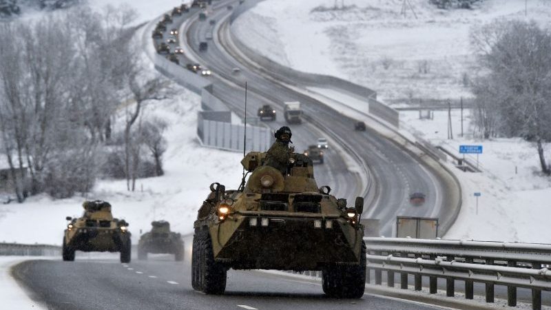 Säbelrasseln oder echte Bedrohung? Russland hat Truppen mit Panzern und anderen schweren Waffen im Grenzgebiet zur Ukraine zusammengezogen.