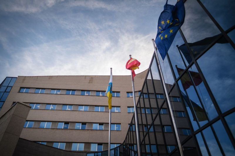 Auf der spanischen Ferieninsel Teneriffa beginnt der Prozess gegen einen Mann aus Sachsen-Anhalt. Er soll dort im Jahr 2019 zwei Familienmitglieder ermordet haben: seine Ehefrau und den ältesten der beiden Söhne.