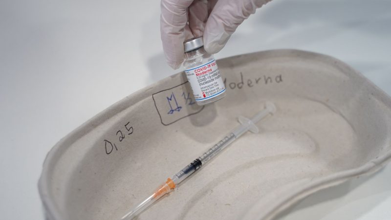 Der bislang verwendete Corona-Impfstoff von Moderna wird in einem Impfzentrum vorbereitet.