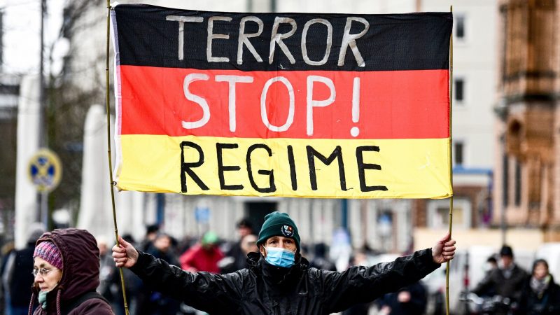 Ein Teilnehmer einer Demonstration gegen die aktuelle Corona-Politik in Berlin.