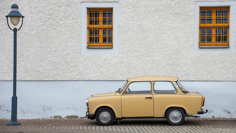Ein Trabant 601 Limousine in Sachsen-Anhalt. Auch dreissig Jahre nach der Wende und dem Produktionsende für die verschiedenen DDR-Pkw sind diese noch im Straßenverkehr zu sehen.