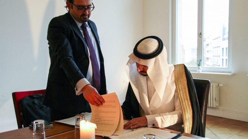 Prinz Mulham al-Schibli vom Fawara-Stamm aus Syrien beim Unterzeichnen des «Verhaltenskodex für ein syrisches Zusammenleben», der deutsch-syrische Verfassungsrechtler Naseef Naeem assistiert.