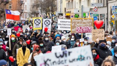 Proteste gegen Corona-Politik – Tausende Menschen in Freiburg