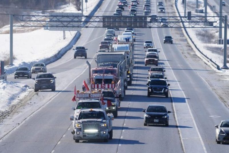 Motorisiert oder zu Fuß: Tausende Menschen protestierten in Kanada vor dem Parlament in Ottawa bei Minusgraden gegen die Corona-Maßnahmen und Impfvorschriften. Um daran teilzunehmen, war ein LKW-Konvoi extra durch das ganze Land gefahren.