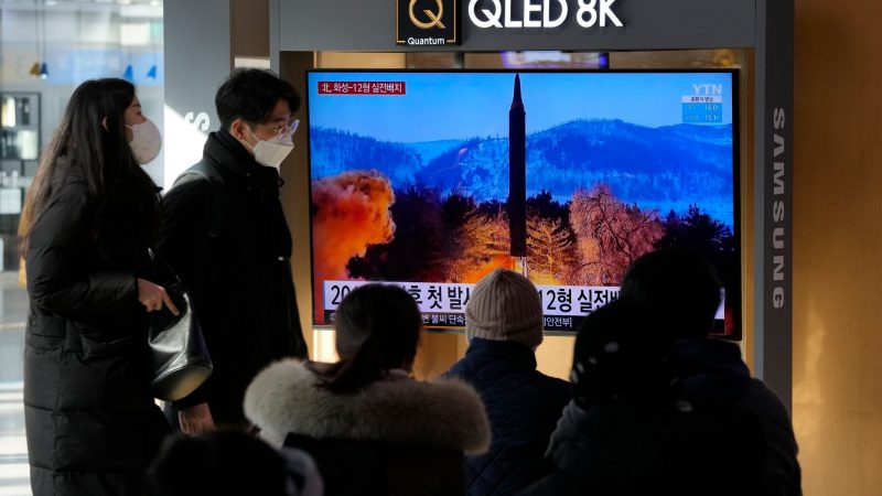 Während einer Nachrichtensendung sehen Menschen im Bahnhof in Seoul ein Bild des nordkoreanischen Raketenstarts.