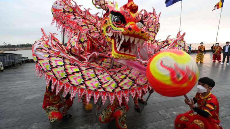 Kambodschanische Chinesen führen in Phnom Penh, Kambodscha, einen Drachentanz im Vorfeld des Neujahrsfestes auf.