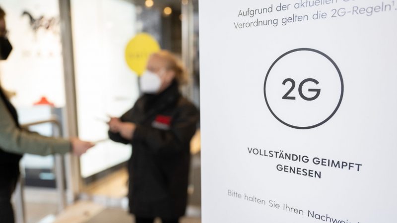 Eine Mitarbeiterin eines Stuttgarter  Kaufhauses kontrolliert den Impfnachweis einer Kundin.