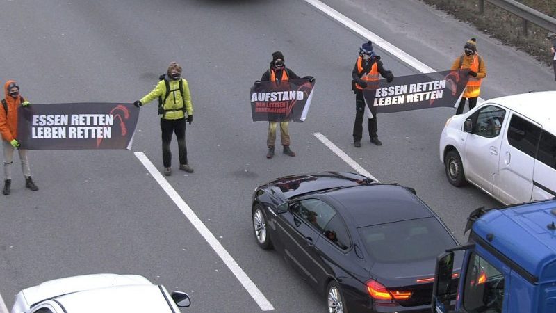 Klimaaktivisten blockieren Autobahnen in Berlin und Hamburg