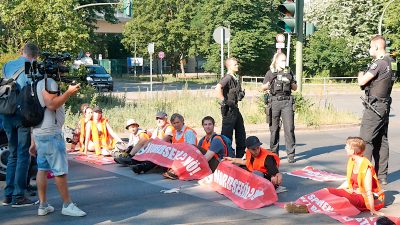 Klimaaktivisten und Berliner Senat: Trotz Straßenblockaden keine Verfahren wegen gefährlichen Eingriffs in Straßenverkehr