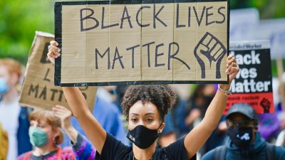 „Alarmierende Statistik“: BLM-Proteste führten zu weniger Polizeitötungen und mehr Morden