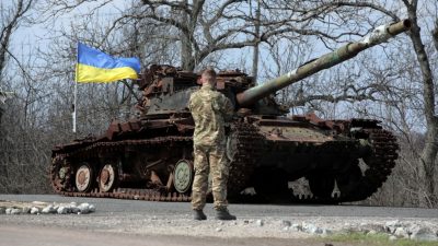 Selenskyj ruft Kriegszustand aus – Putin ordnet Militäreinsatz in Ostukraine an