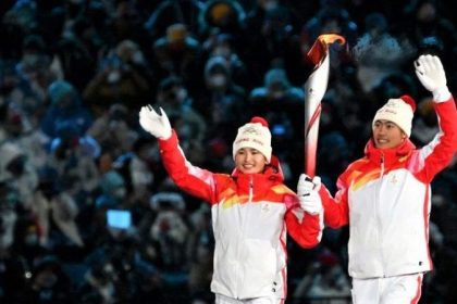 Pekings “Propaganda-Schachzug”? Uigurin entzündet olympisches Feuer