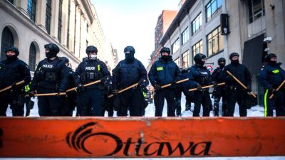 Schwer bewaffnete Polizisten lösen Protest-Blockade auf – Zahlreiche Festnahmen