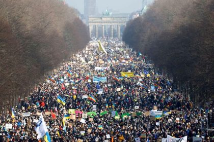 Lafontaine beschwichtigt: Auch AfD-Anhänger auf Friedensdemo willkommen