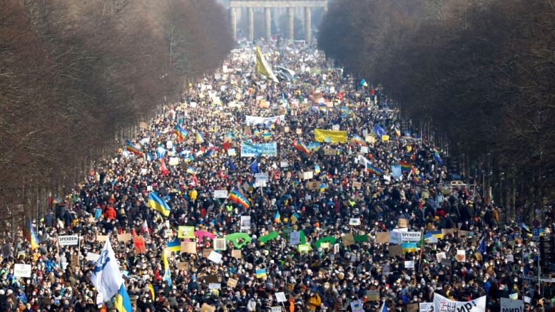 Hunderttausend demonstrieren in Berlin gegen Ukraine-Krieg