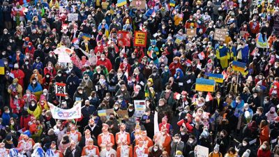 Friedensdemo statt Karneval: Eine Viertelmillion Menschen gegen den Krieg