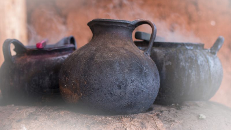 Peruanische Keramikgefäße. Servierten die Wari darin Halluzinogene und Alkohol?
