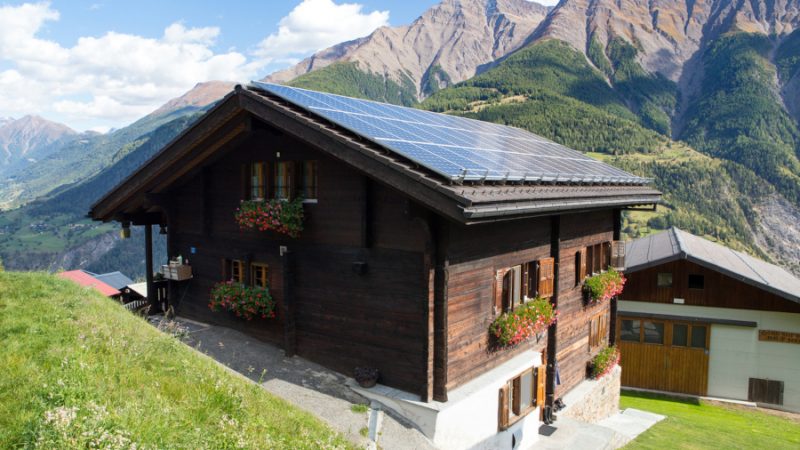 Solaranlage auf einem traditionellen Schweizer Chalet für die unabhängige Energieversorgung