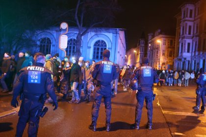 Menschen demonstrieren gegen Corona-Auflagen