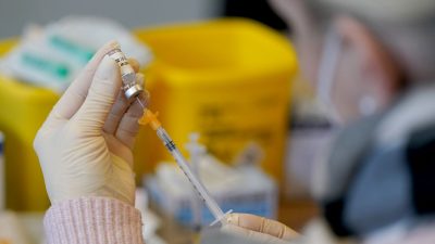 Nur noch drei Prozent Sehkraft nach COVID-Impfung: Betroffener verklagt BioNTech