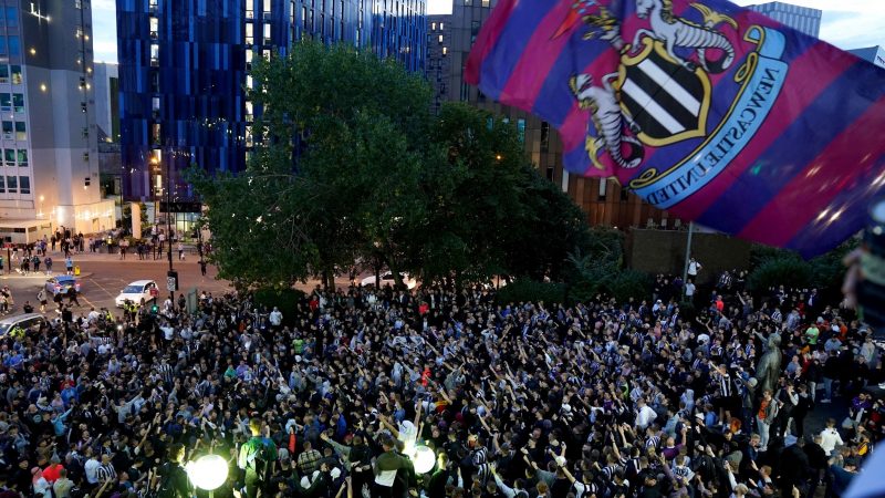 Newcastle-United-Fans feiern die Übernahme durch den saudischen Staatsfond «Public Investment Fund».