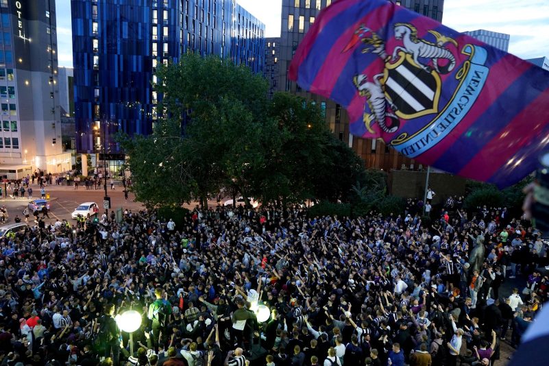 Newcastle-United-Fans feiern die Übernahme durch den saudischen Staatsfond «Public Investment Fund».