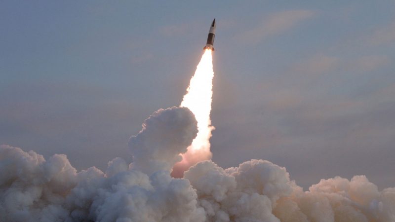 Die von Nordkoreas Nachrichtenagentur zur Verfügung gestellte Aufnahme soll den Test einer taktischen Lenkrakete KN-24 am 17.01.2022 zeigen.