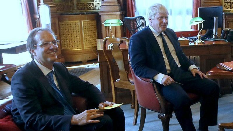 Premierminister Boris Johnson (r) verliert seinen wichtigsten Privatsekretär Martin Reynolds.