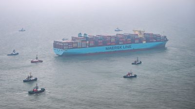 Auf Grund gelaufener Frachter „Mumbai Maersk“ freigeschleppt