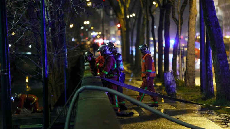Feuerwehrleute sind an dem brennenden Stadtpalais in Paris im Einsatz.