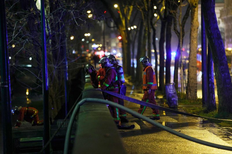 Feuerwehrleute sind an dem brennenden Stadtpalais in Paris im Einsatz.