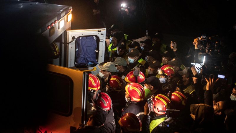 Rettungskräfte legen den Leichnam des fünfjährigen Rayan in einen Krankenwagen.