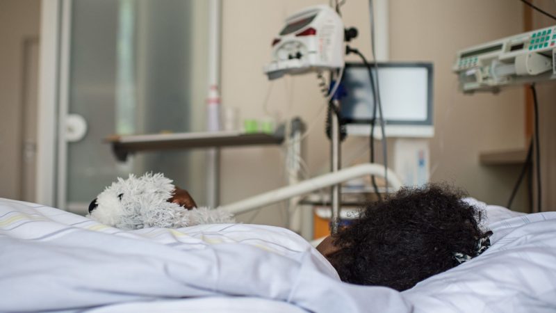 Eine Frau wird in einem Berliner Krankenhaus aufgrund schwerer Folgen einer Genitalverstümmelung behandelt.