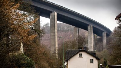 Riesige Talbrücke der A45 erfolgreich gesprengt
