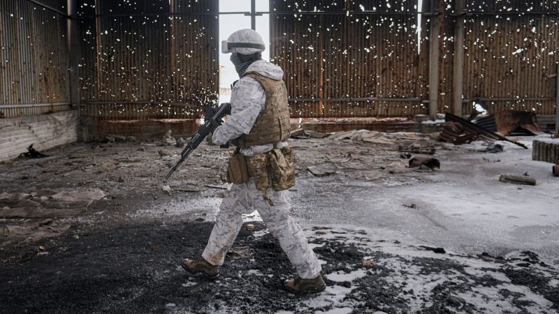 Ein ukrainischer Soldat geht durch eine zerstörte Lagerhalle an der Frontlinie in der Region Donezk.