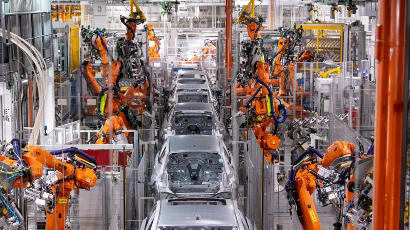 Roboter von ABB arbeiten an der Karosserie von verschiedenen BMW-Modellen im BMW-Stammwerk. Die Produktion der Industrie in Deutschland hat trotz eines Dämpfers zum Jahresende im Gesamtjahr 2021 zugelegt.