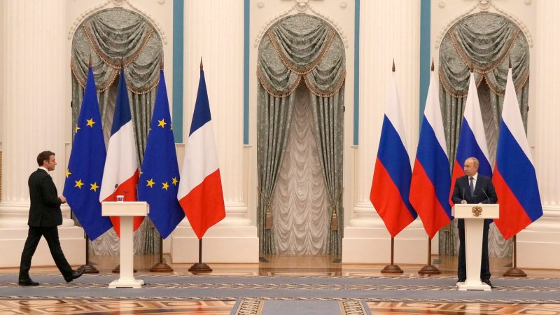 Frankreichs Präsident Emmanuel Macron (l) reiste zu einem Treffen mit seinem russischen Kollegen Wladimir Putin nach Moskau.