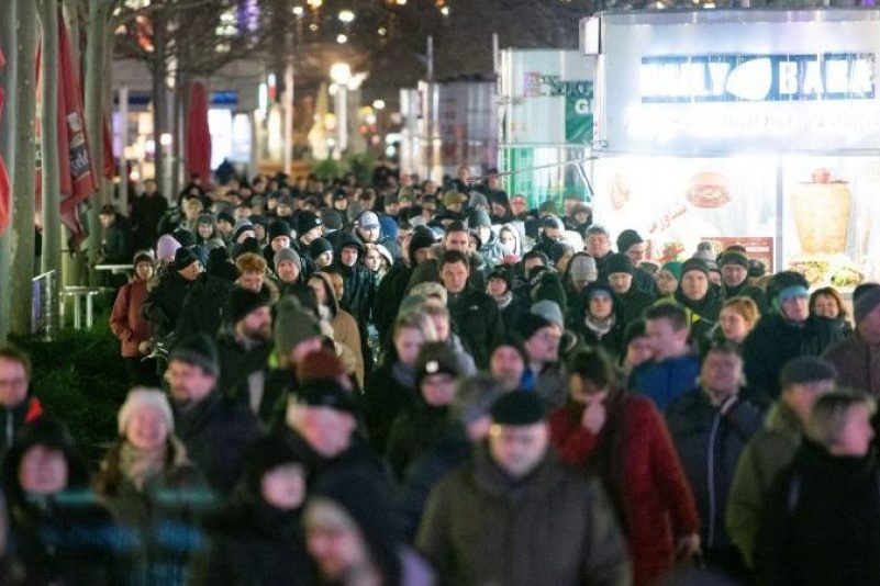 Menschen demonstrieren auf der Dresdner Einkaufsstraße Prager Straße gegen die Corona-Maßnahmen.