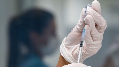 DKG und Union: Bundestag soll Impfpflicht im Gesundheitswesen aufheben